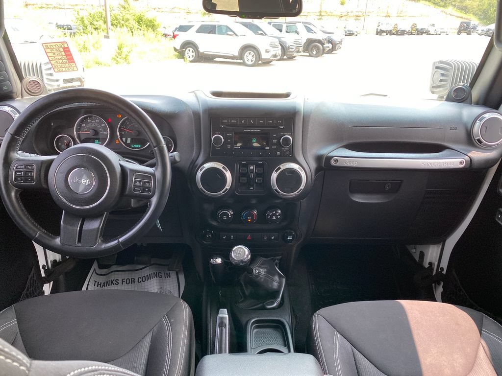 Used 2014 Jeep Wrangler Unlimited Rubicon w/ Connectivity Group AWD/4WD image 13