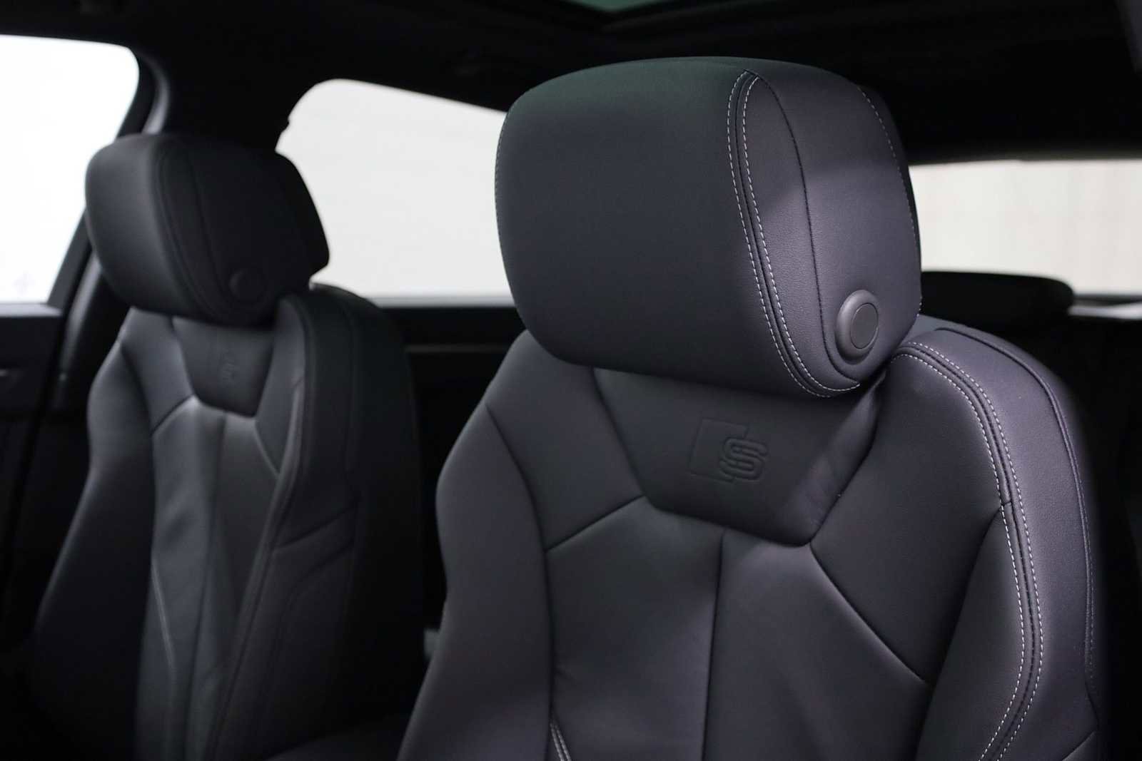 Certified 2025 Audi Q3 2.0T Premium w/ Black Optic Sport Package image 17