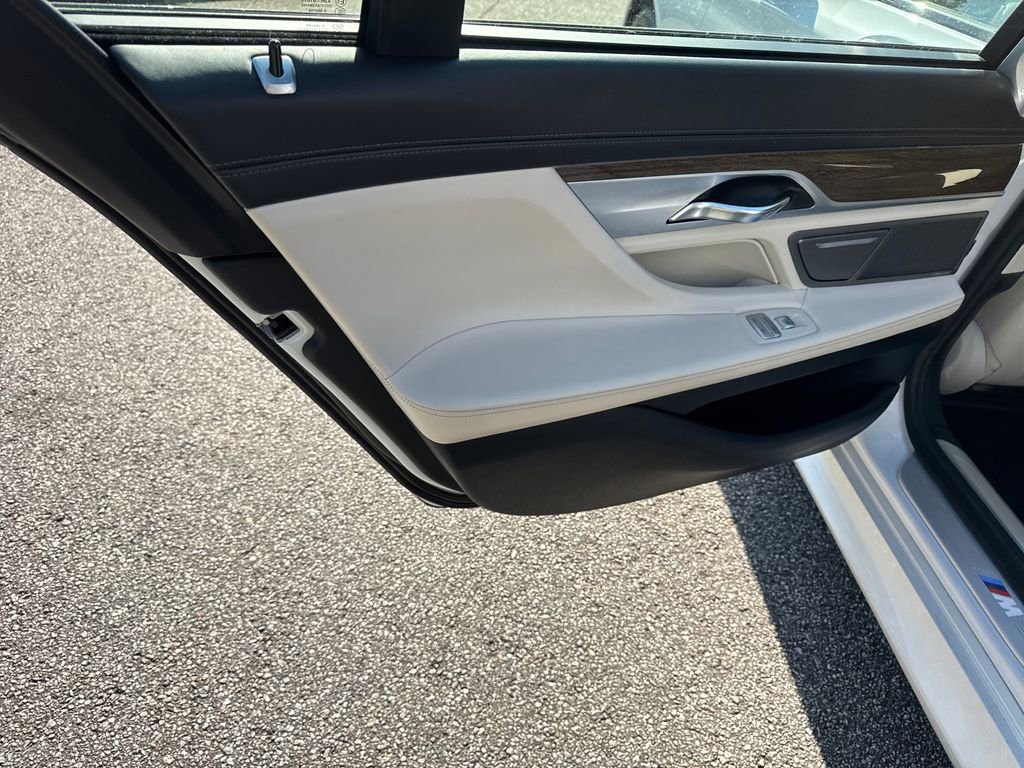 Used 2018 BMW 750i image 21