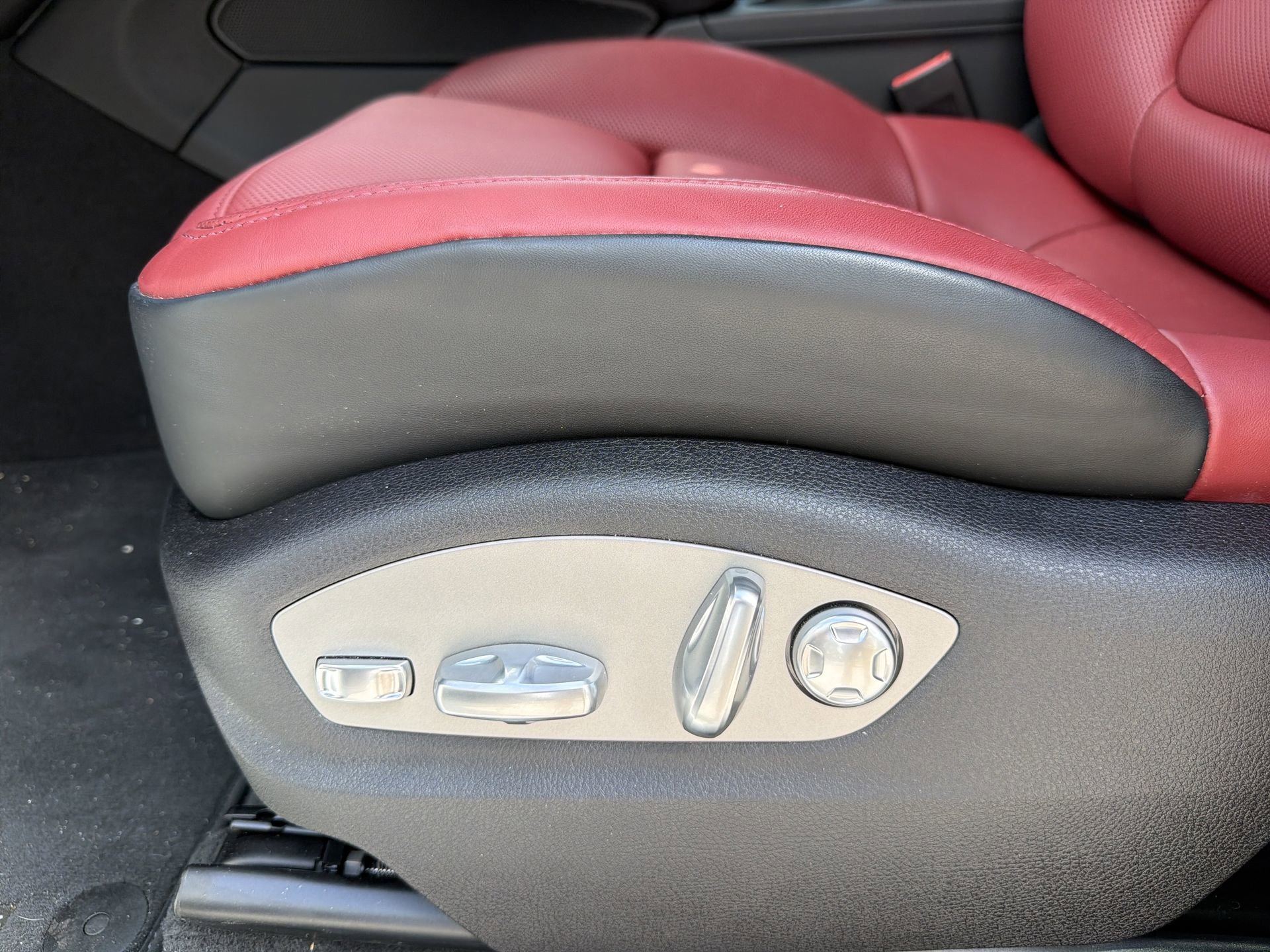 Used 2026 Porsche Macan AWD/4WD image 23