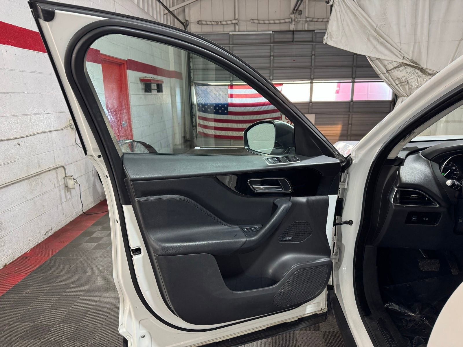 Used 2018 Jaguar F-PACE Premium image 8