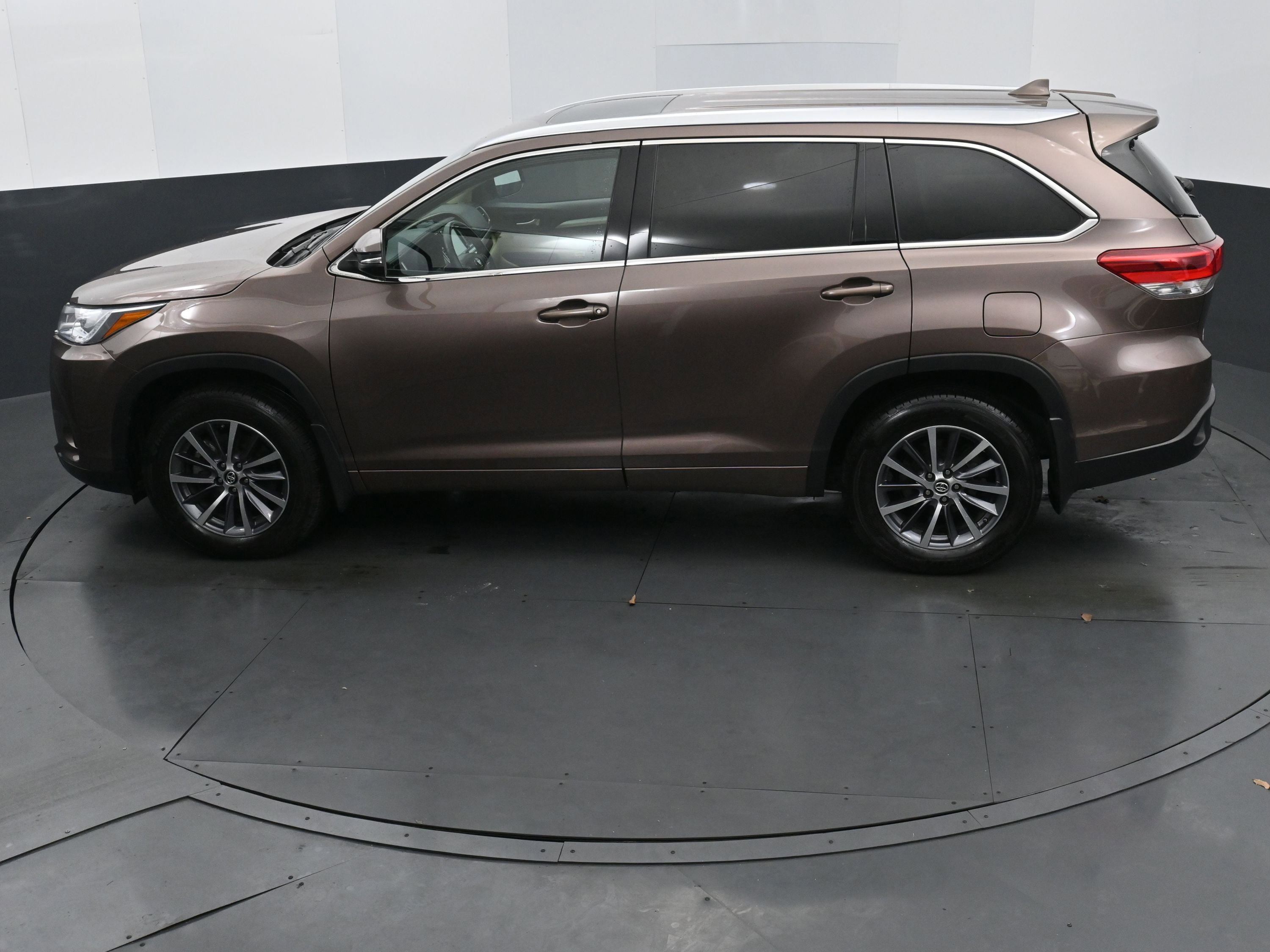 Used 2018 Toyota Highlander XLE image 29