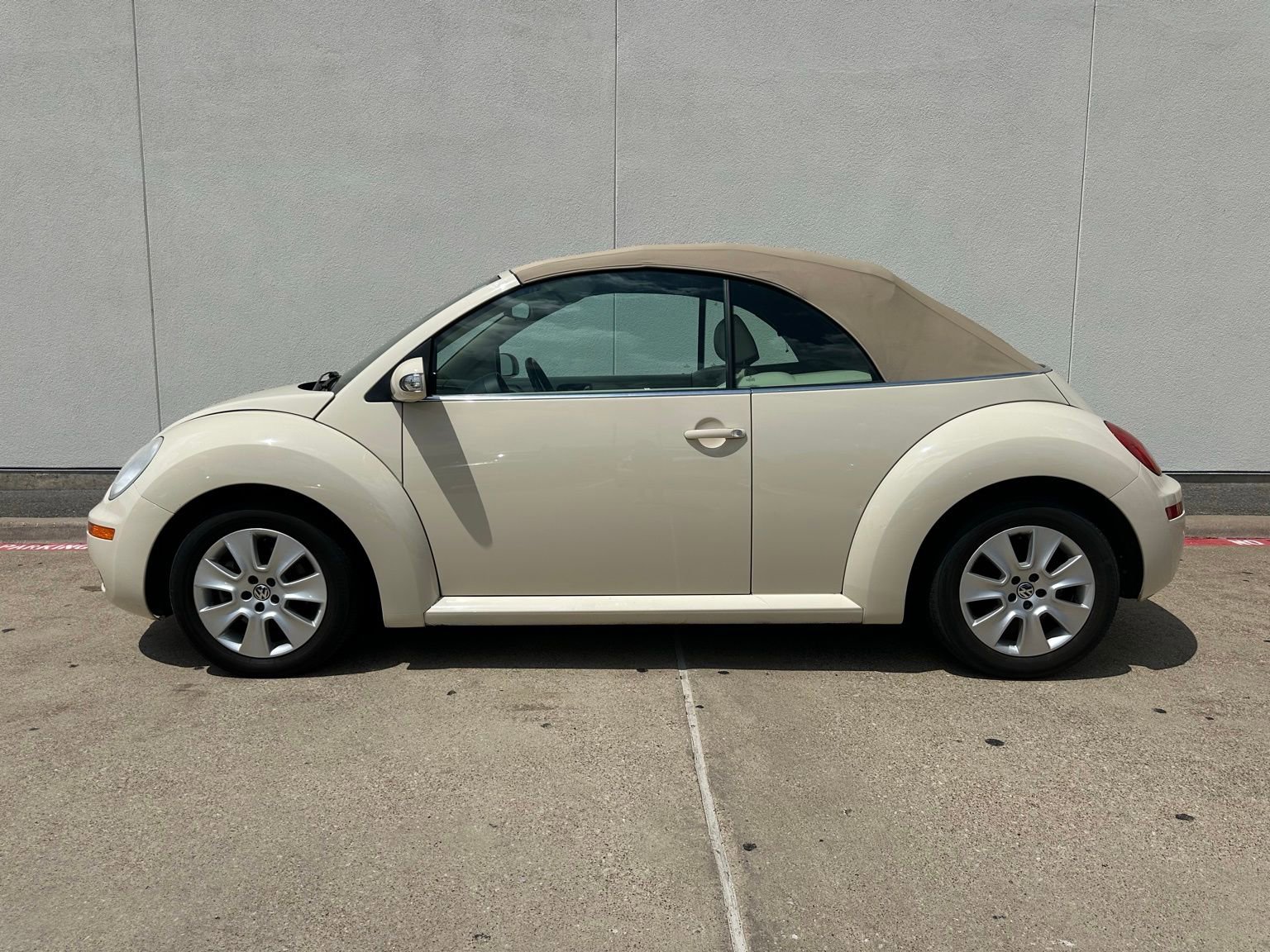 Used 2010 Volkswagen Beetle Final Edition FWD image 4