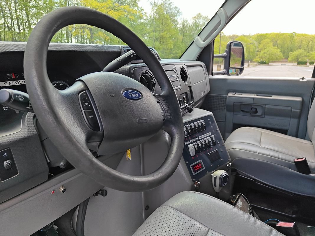 Used 2012 Ford E-450 and Econoline 450 Super Duty w/ Ambulance Prep Pkg RWD image 21