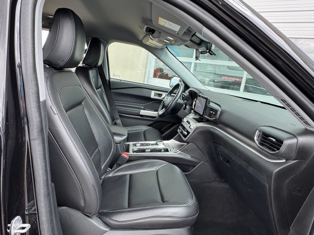 Used 2022 Ford Explorer XLT w/ Equipment Group 202A AWD/4WD image 24