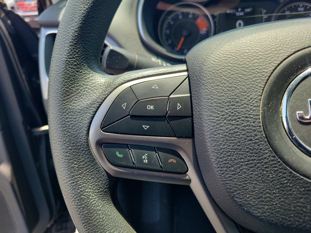 Used 2019 Jeep Cherokee Latitude w/ Popular Appearance Group FWD image 23