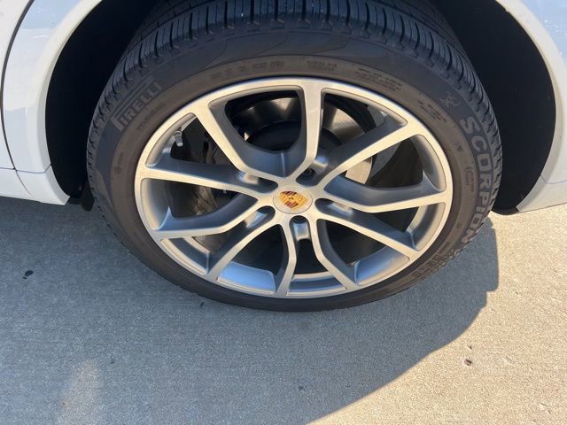 Used 2021 Porsche Cayenne Coupe image 11