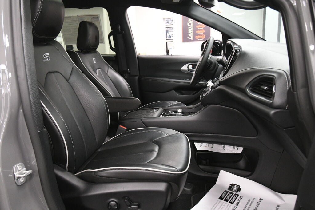 Used 2025 Chrysler Pacifica Limited FWD image 30