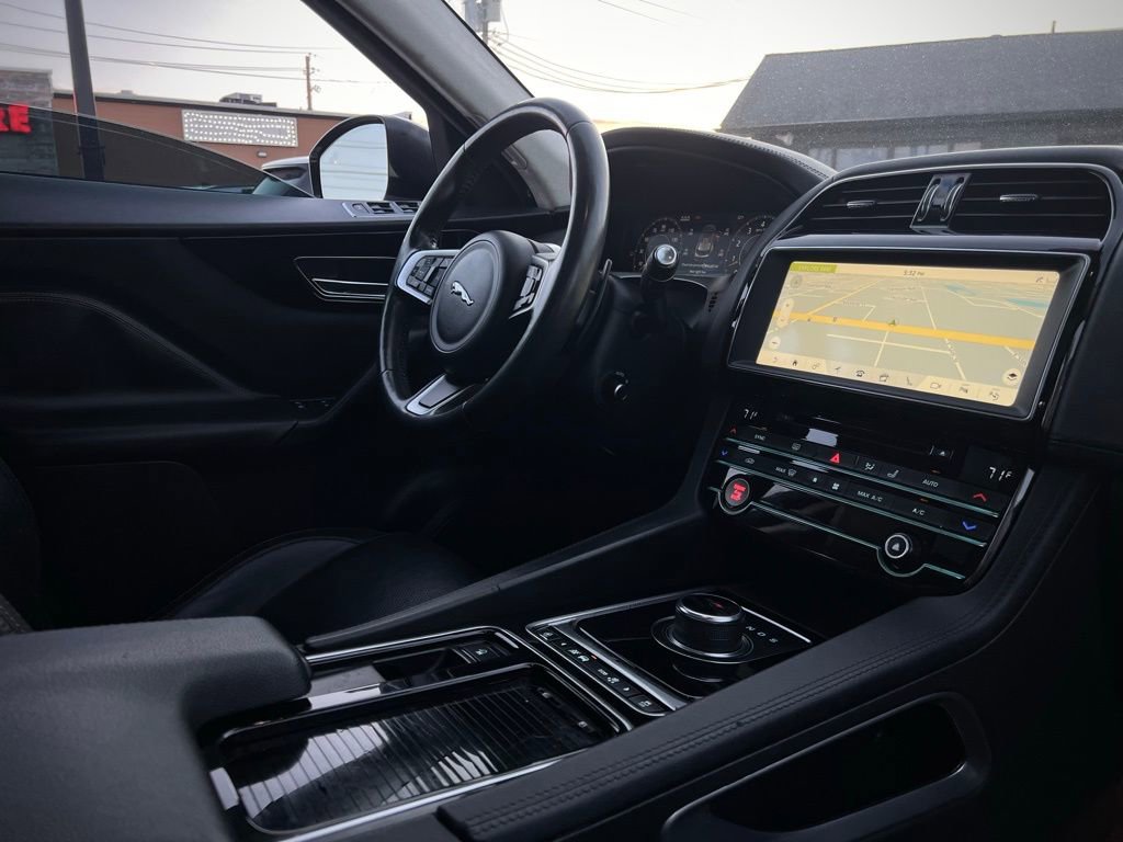 Used 2020 Jaguar F-PACE Prestige image 31