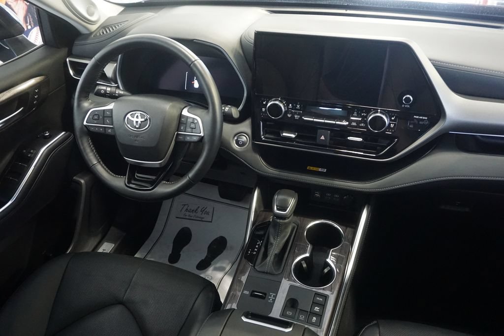 Used 2025 Toyota Highlander Limited AWD/4WD image 31