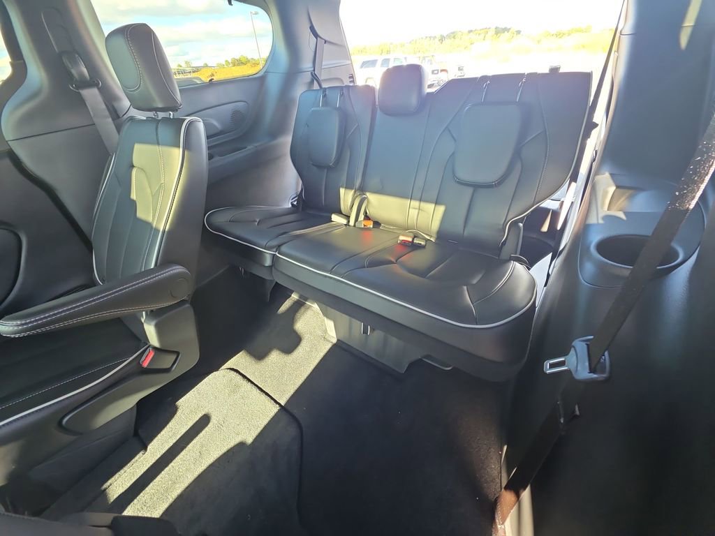 Used 2024 Chrysler Pacifica Limited w/ S Appearance Package image 24