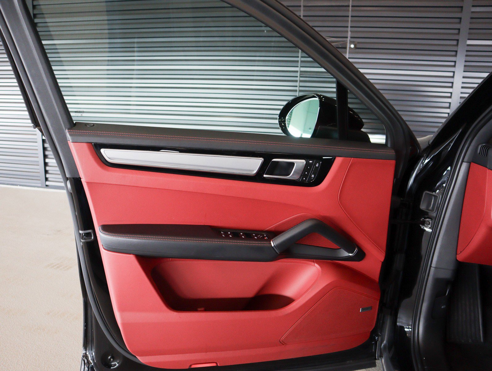 Certified 2023 Porsche Cayenne Platinum Edition image 23