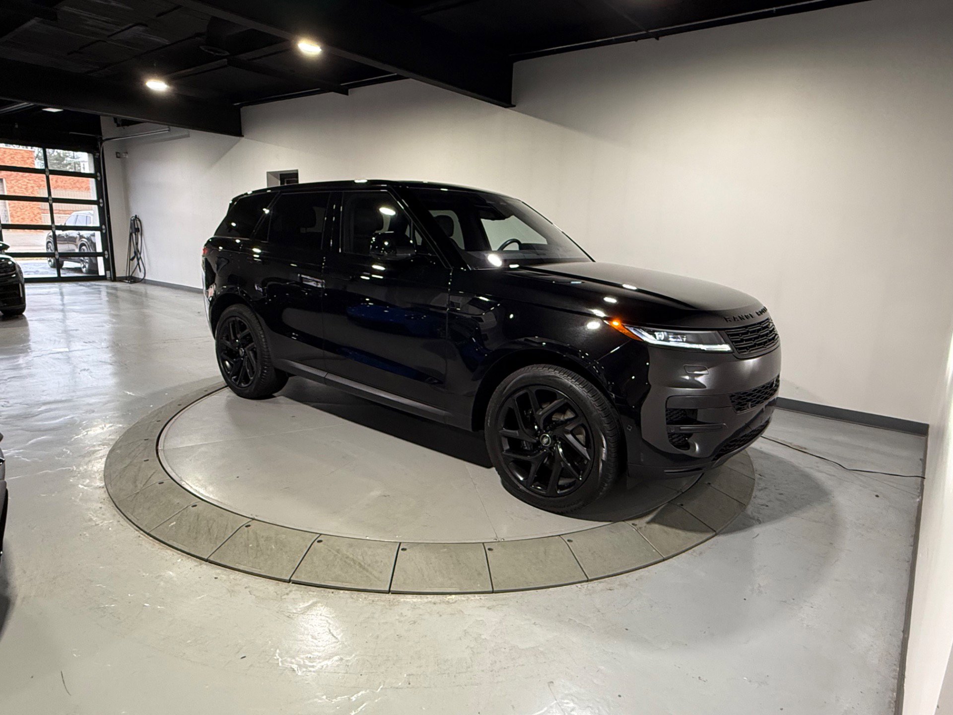 Used 2023 Land Rover Range Rover Sport SE image 6