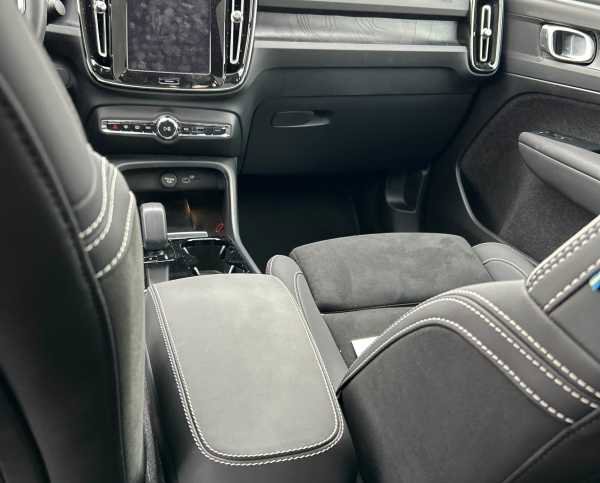 Used 2023 Volvo C40 P8 Recharge Plus w/ Climate Package image 4