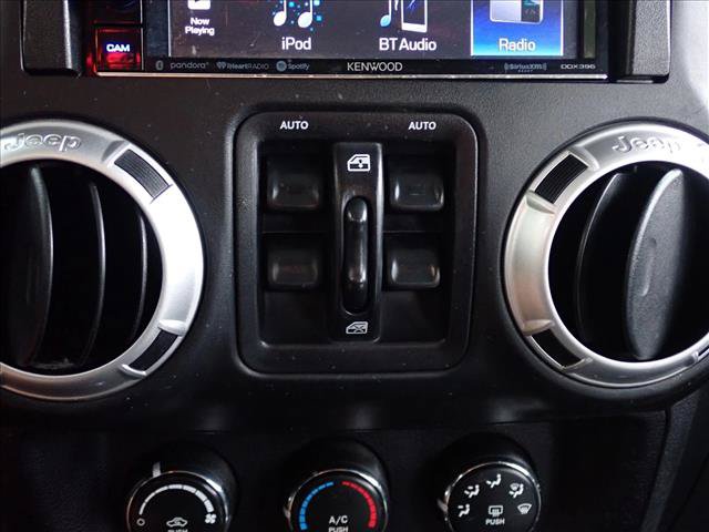 Used 2015 Jeep Wrangler Unlimited Rubicon w/ Connectivity Group AWD/4WD image 17