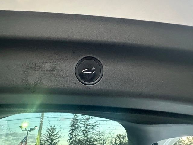 Used 2022 Tesla Model Y Long Range image 17