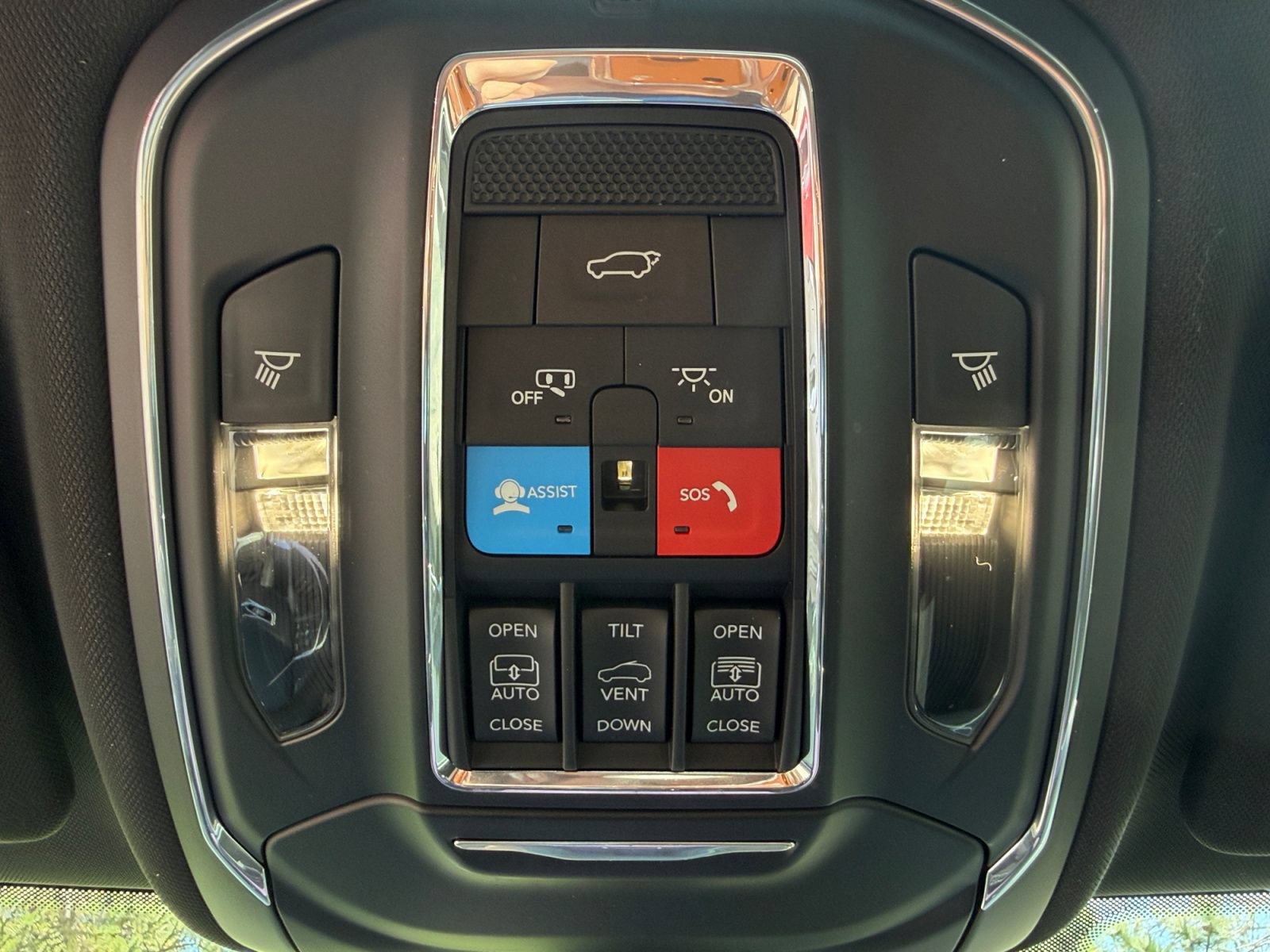 Used 2025 Jeep Grand Cherokee Limited w/ Black Appearance Package AWD/4WD image 33