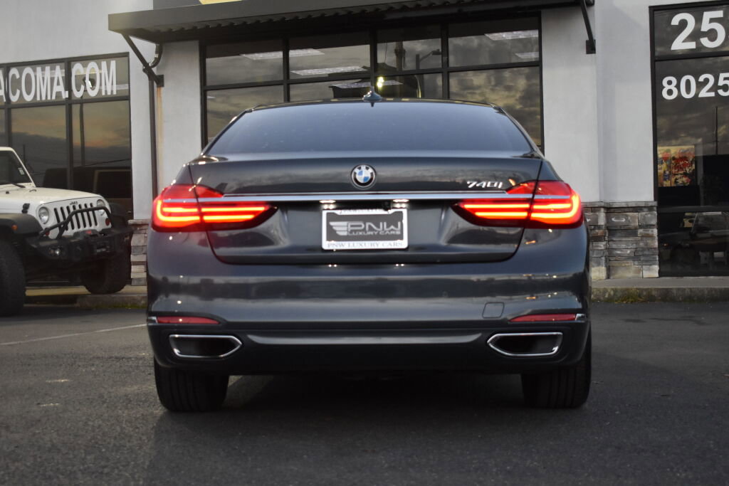 Used 2017 BMW 740i image 10