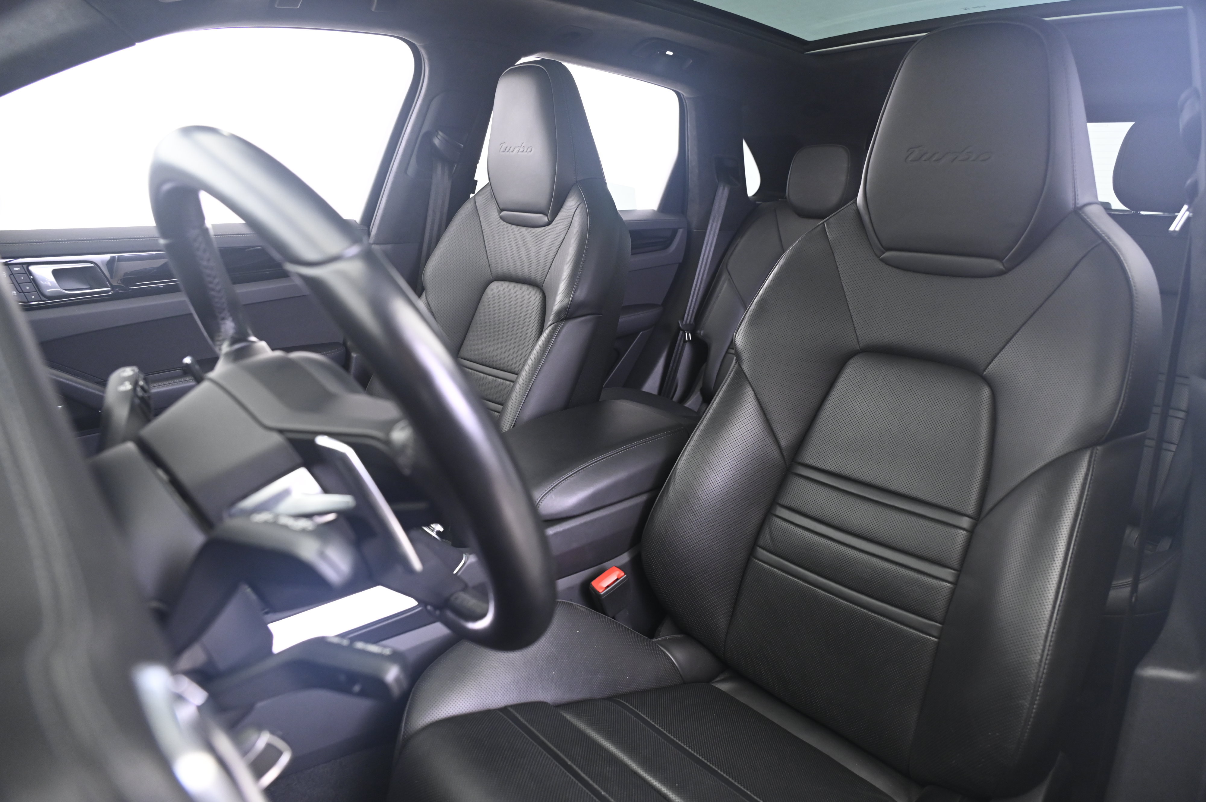 Certified 2023 Porsche Cayenne Turbo AWD/4WD image 30