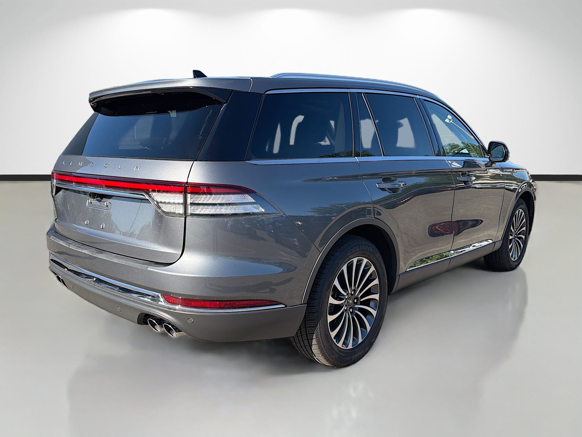 Used 2023 Lincoln Aviator Reserve AWD/4WD image 3