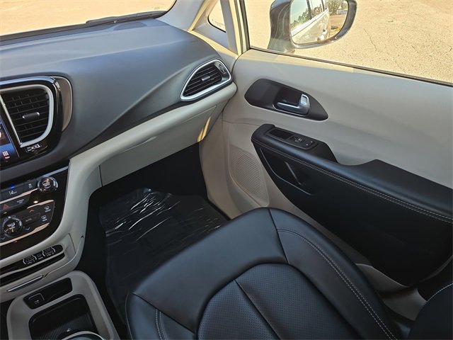 Certified 2024 Chrysler Pacifica Touring-L image 12