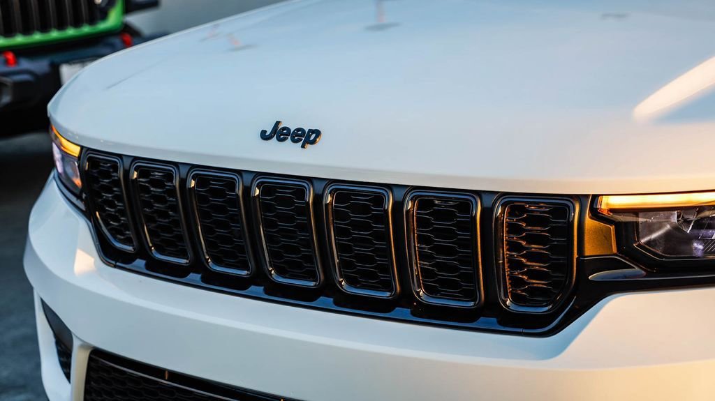 New 2025 Jeep Grand Cherokee Altitude image 6