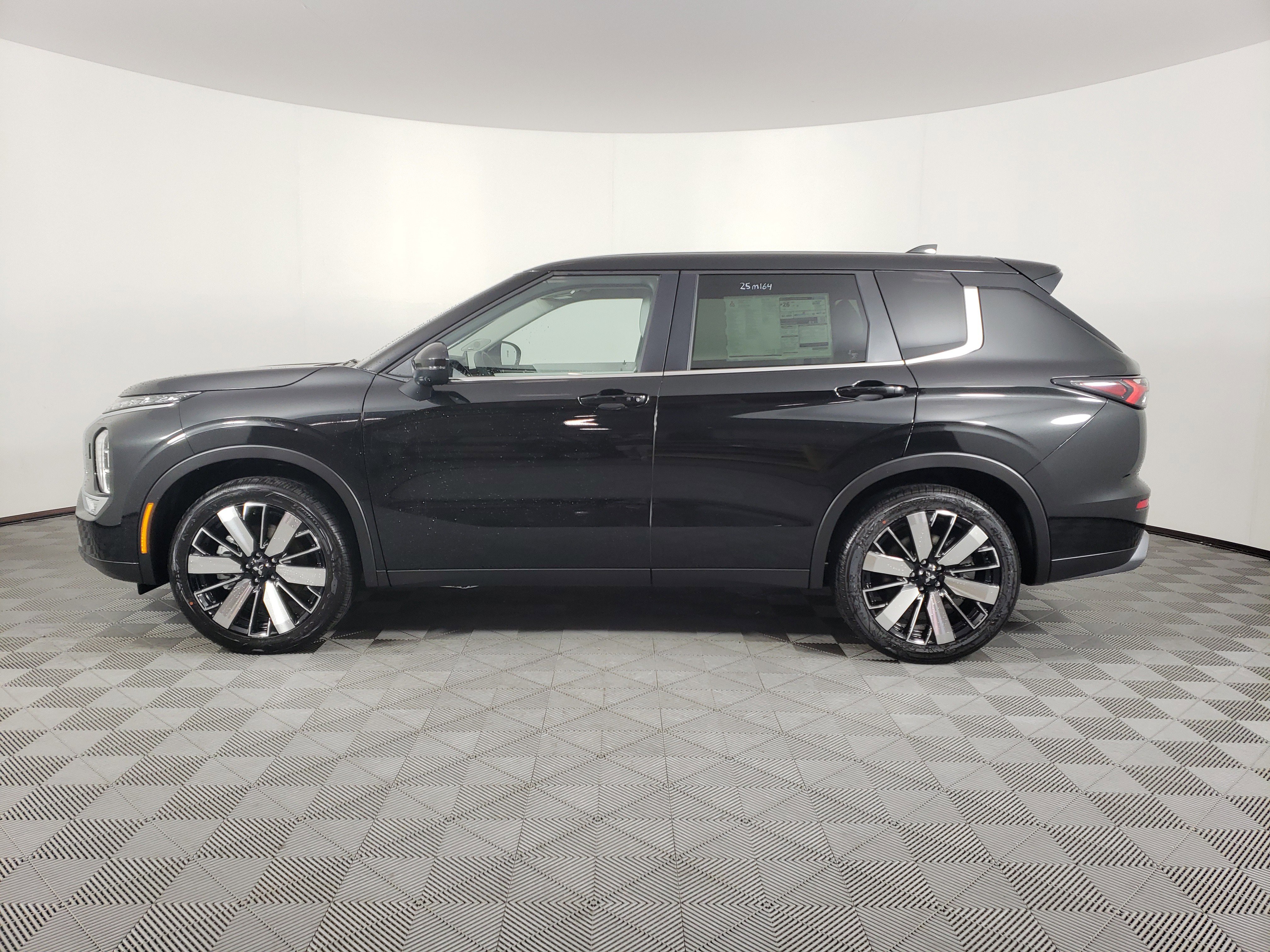 New 2025 Mitsubishi Outlander SE image 3