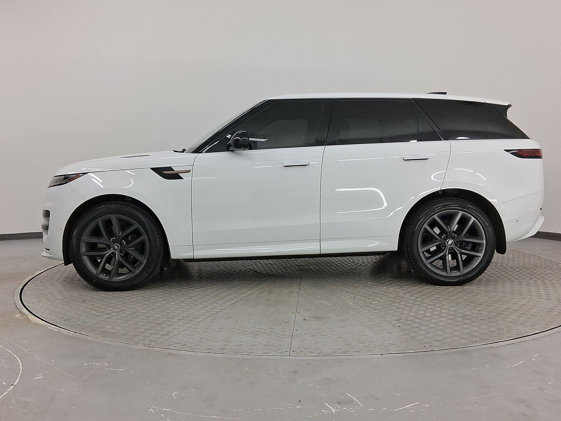 Used 2023 Land Rover Range Rover Sport SE Dynamic image 2