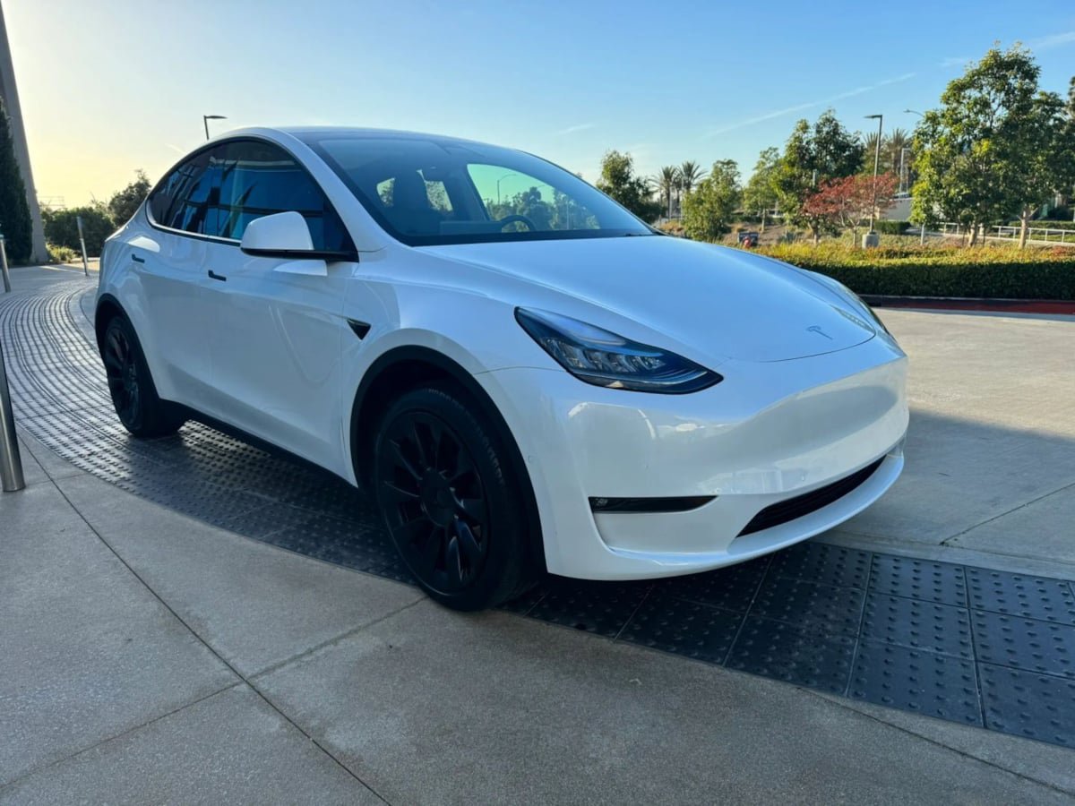 Used 2024 Tesla Model Y Long Range RWD image 3