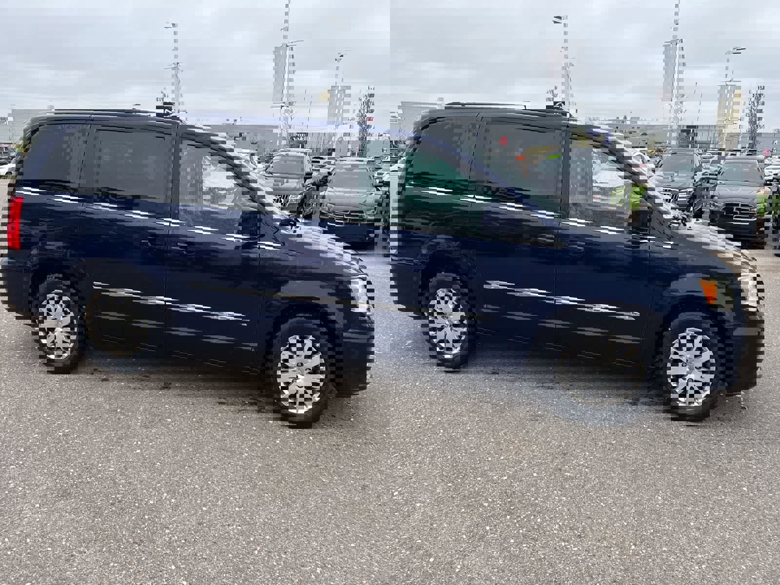 Used 2014 Chrysler Town & Country Touring FWD image 4