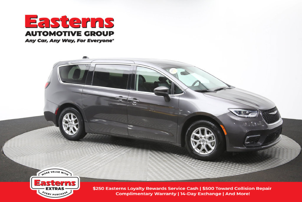 Used 2023 Chrysler Pacifica Touring-L FWD image 50