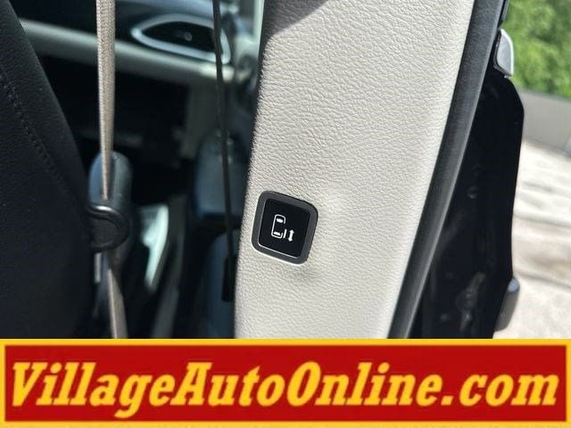 Used 2020 Chrysler Pacifica Touring-L FWD image 40