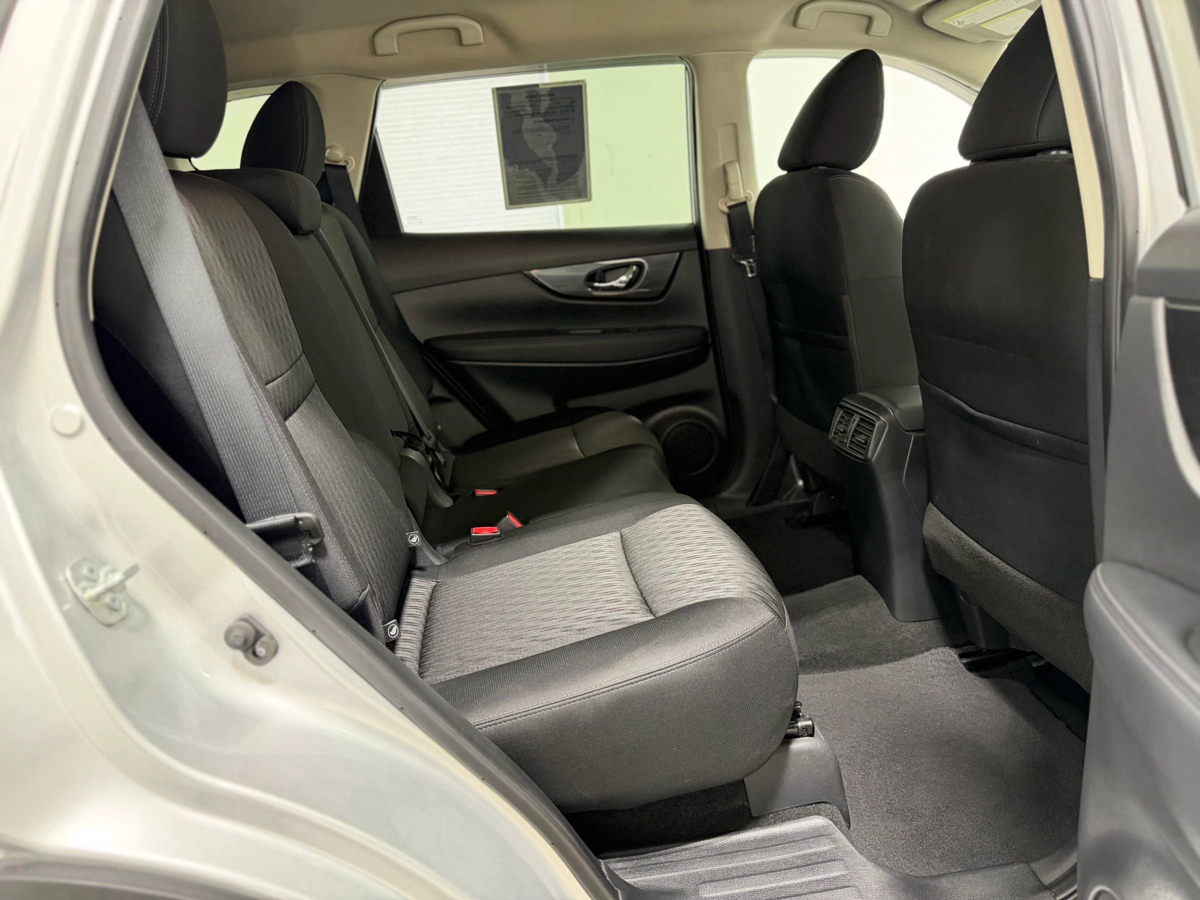 Used 2018 Nissan Rogue SV image 31