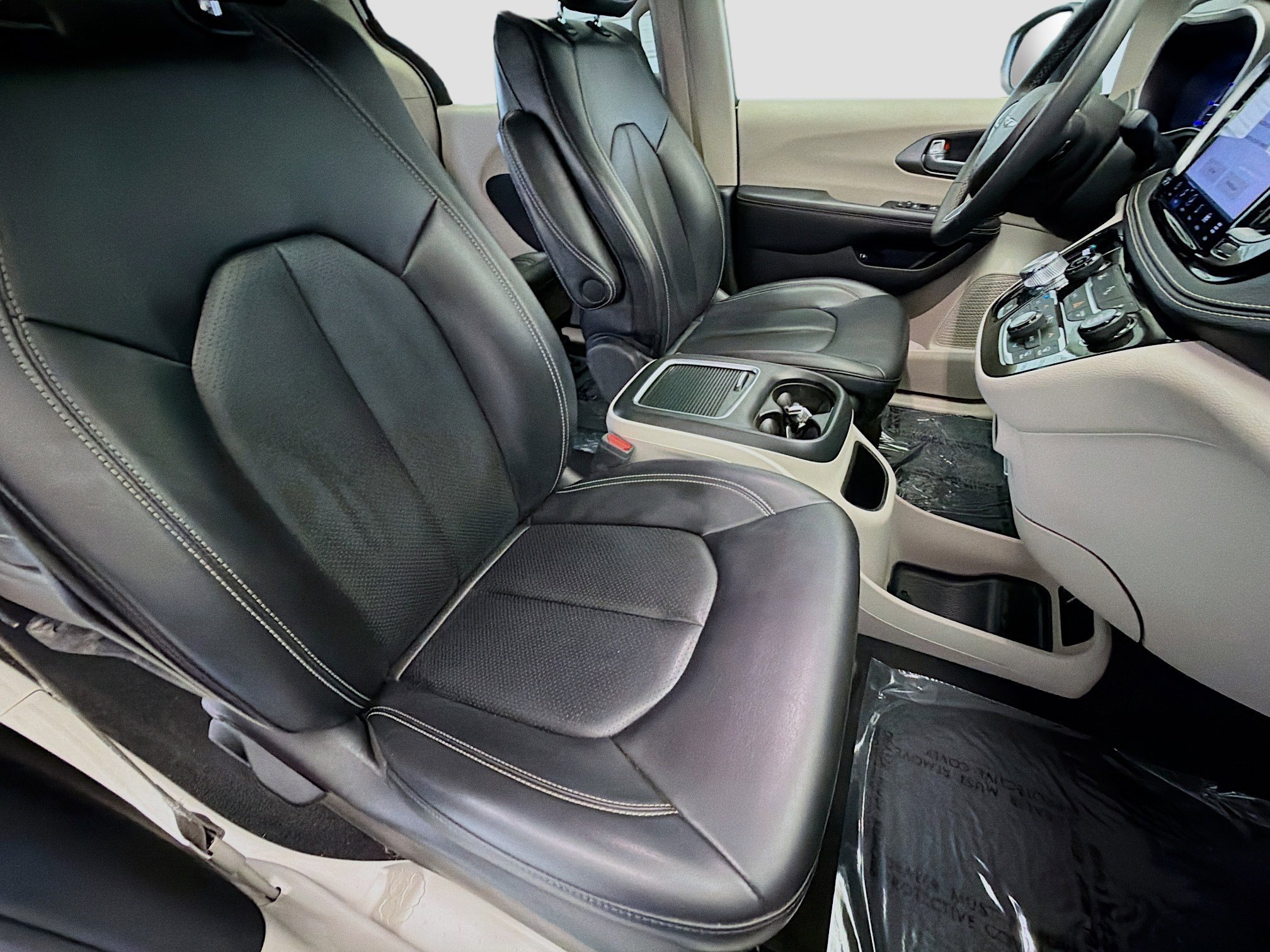 Used 2023 Chrysler Pacifica Touring-L image 16
