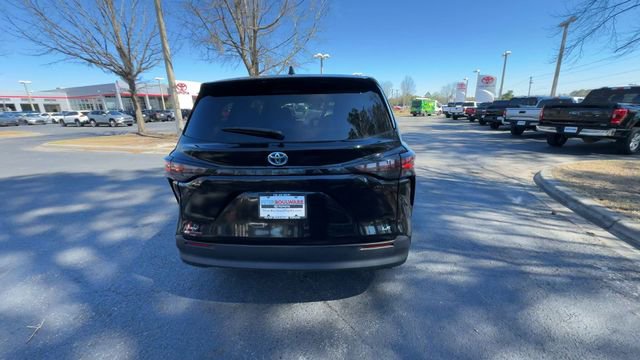 Used 2025 Toyota Sienna LE image 14