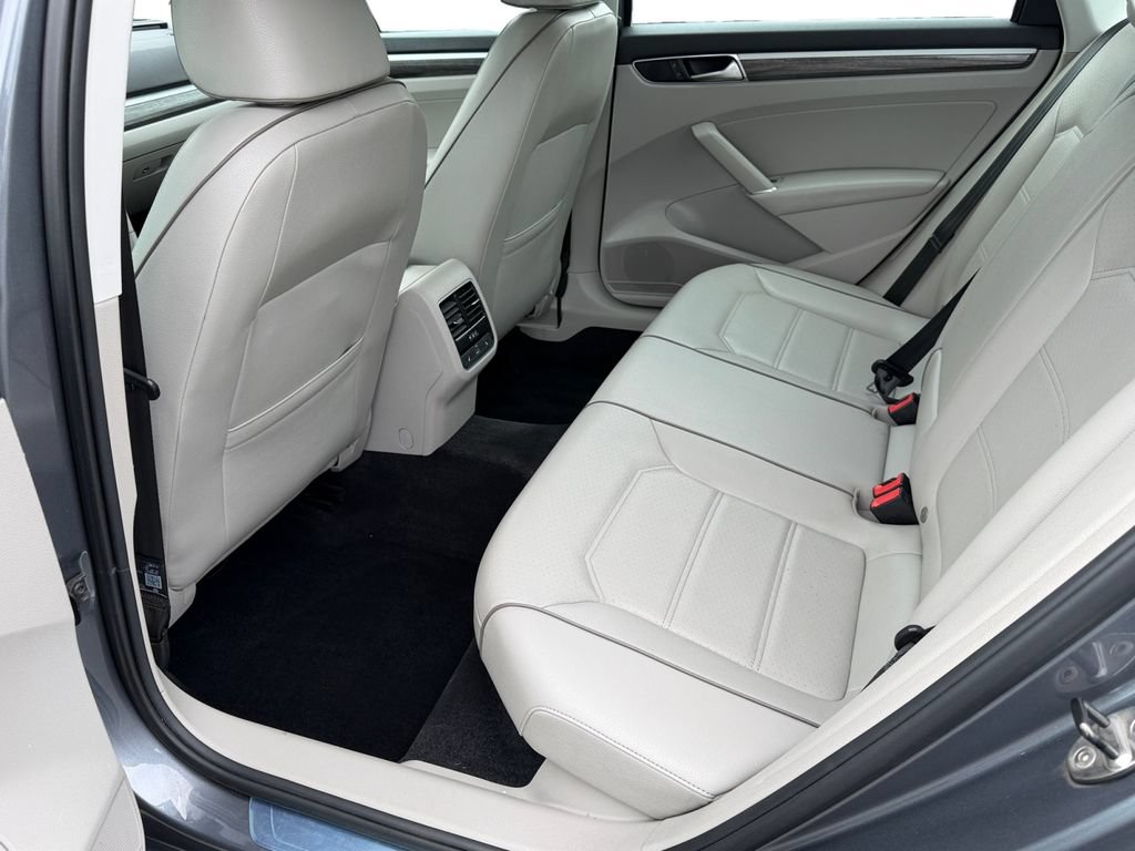 Used 2016 Volkswagen Passat 1.8T SE w/ Lighting Package FWD image 12