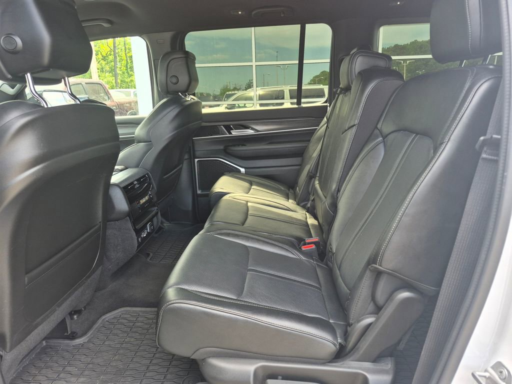 Used 2024 Jeep Wagoneer L Series II w/ Flexible Seating Group AWD/4WD image 13