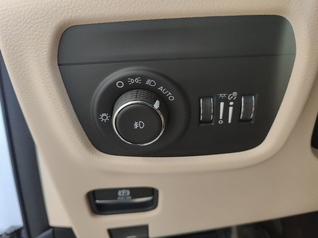 New 2025 Jeep Grand Cherokee L Limited w/ Luxury Tech Group II image 30