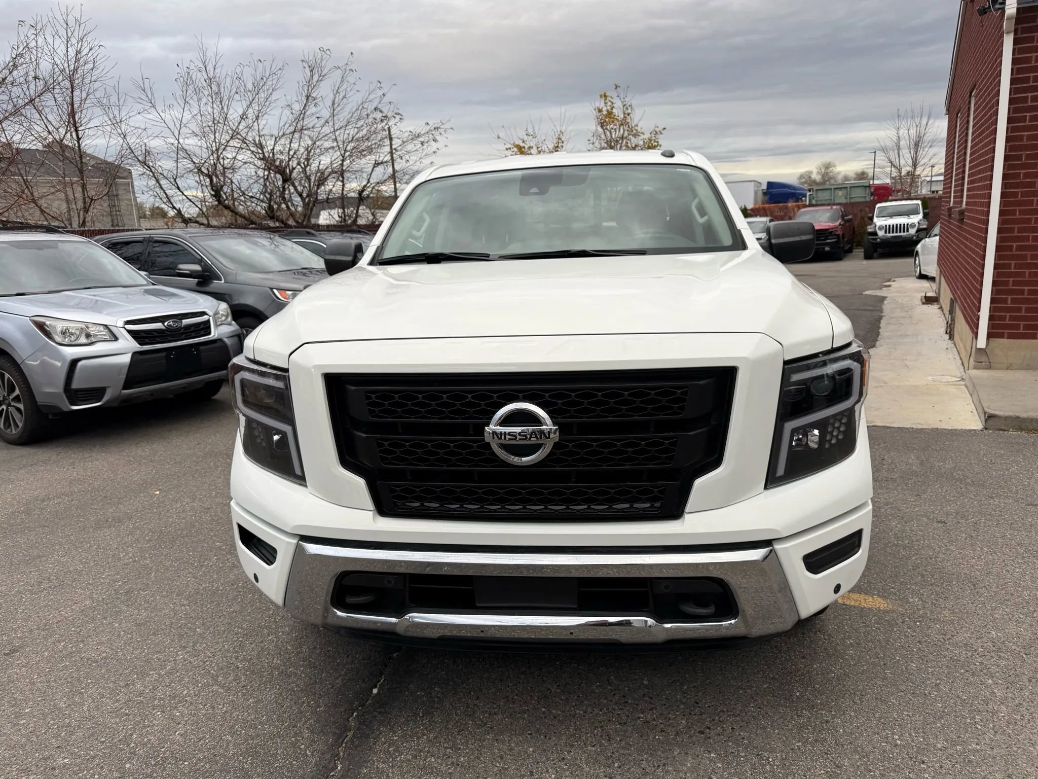 Used 2021 Nissan Titan SV w/ SV Convenience Package image 2