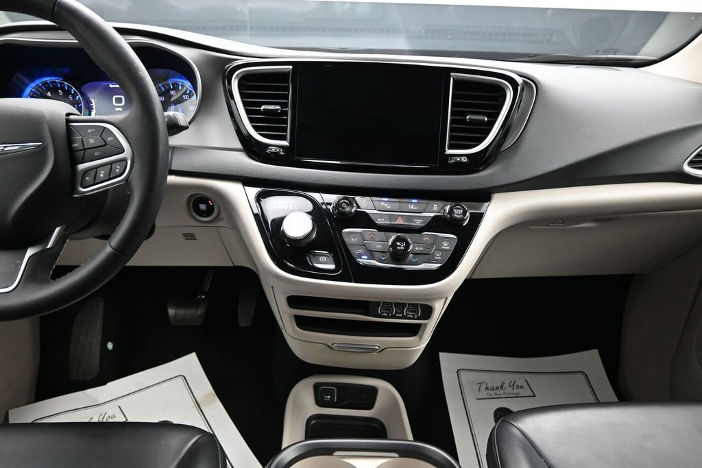 Used 2023 Chrysler Pacifica Touring-L FWD image 17