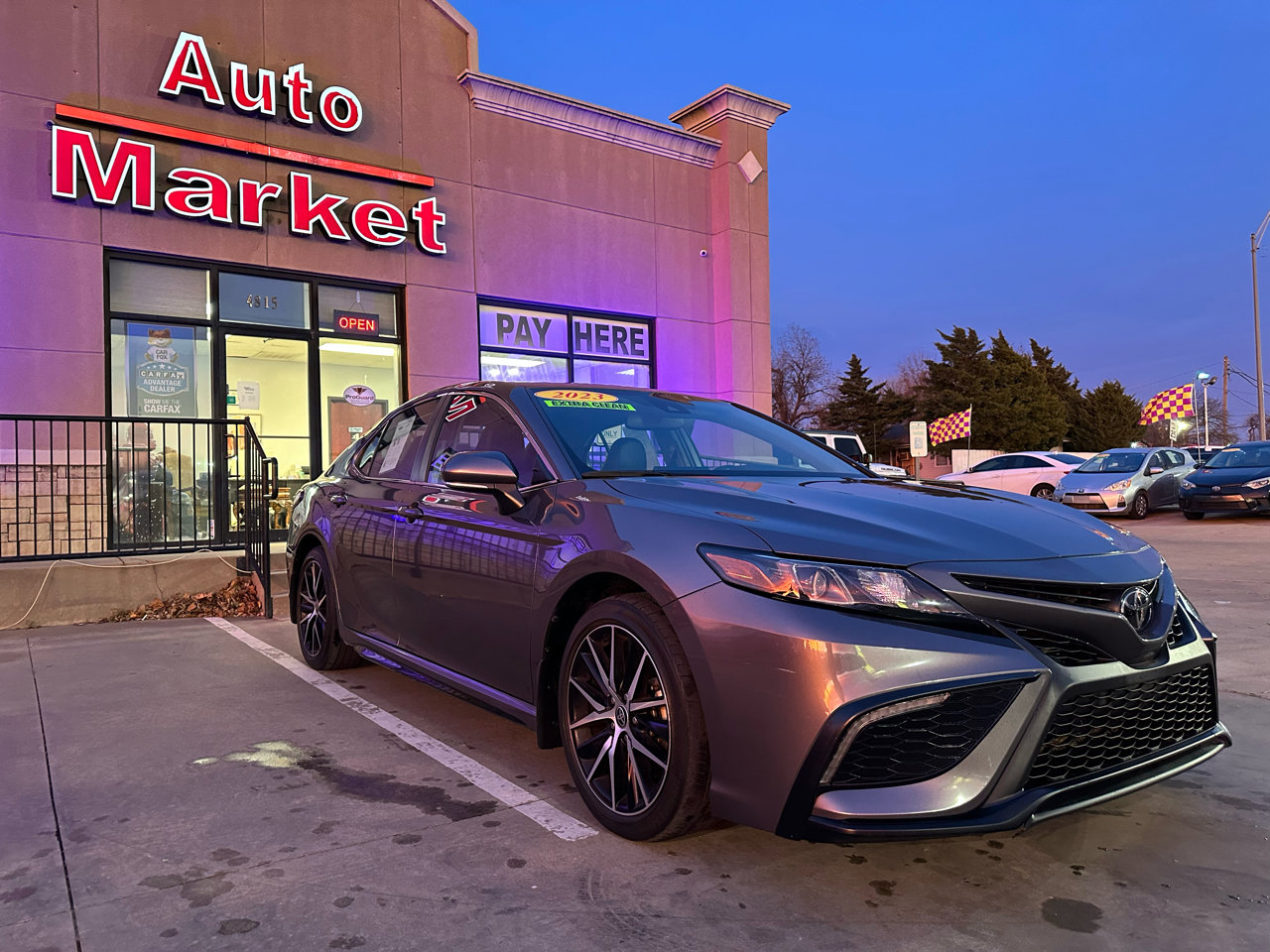 Used 2023 Toyota Camry SE image 3
