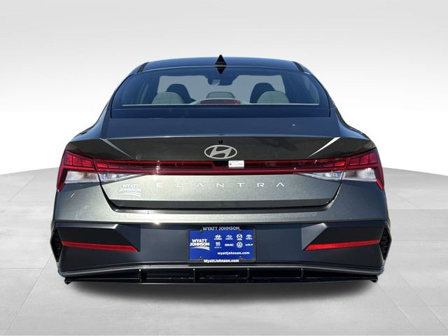 Used 2025 Hyundai Elantra SEL image 4