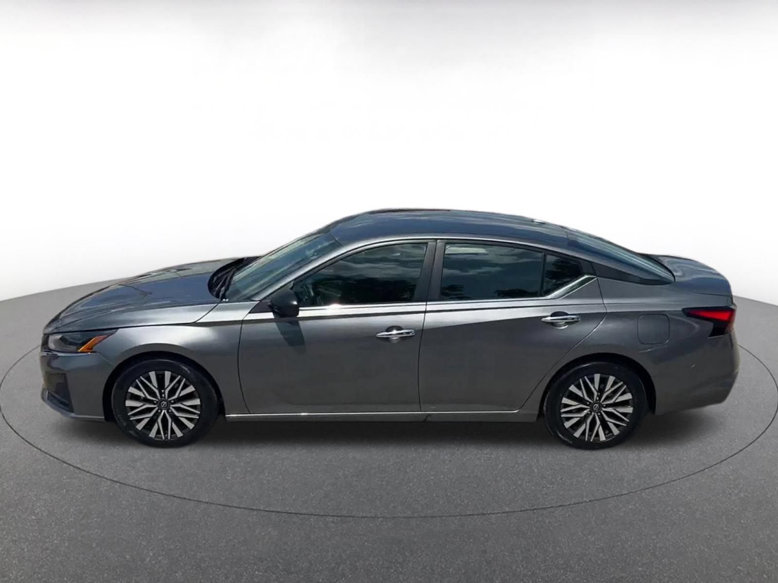 Used 2025 Nissan Altima 2.5 SV FWD image 7