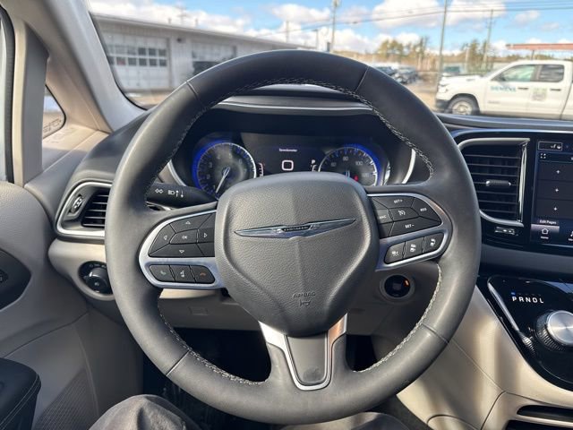 Used 2024 Chrysler Pacifica Touring-L image 20