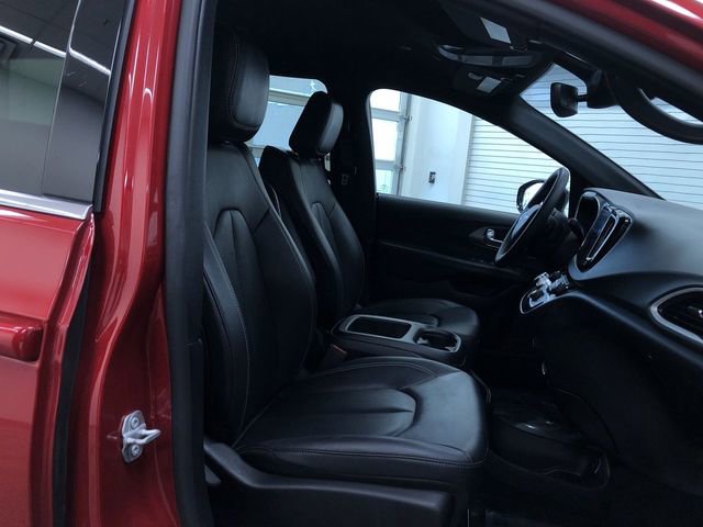 Used 2025 Chrysler Pacifica Select image 24