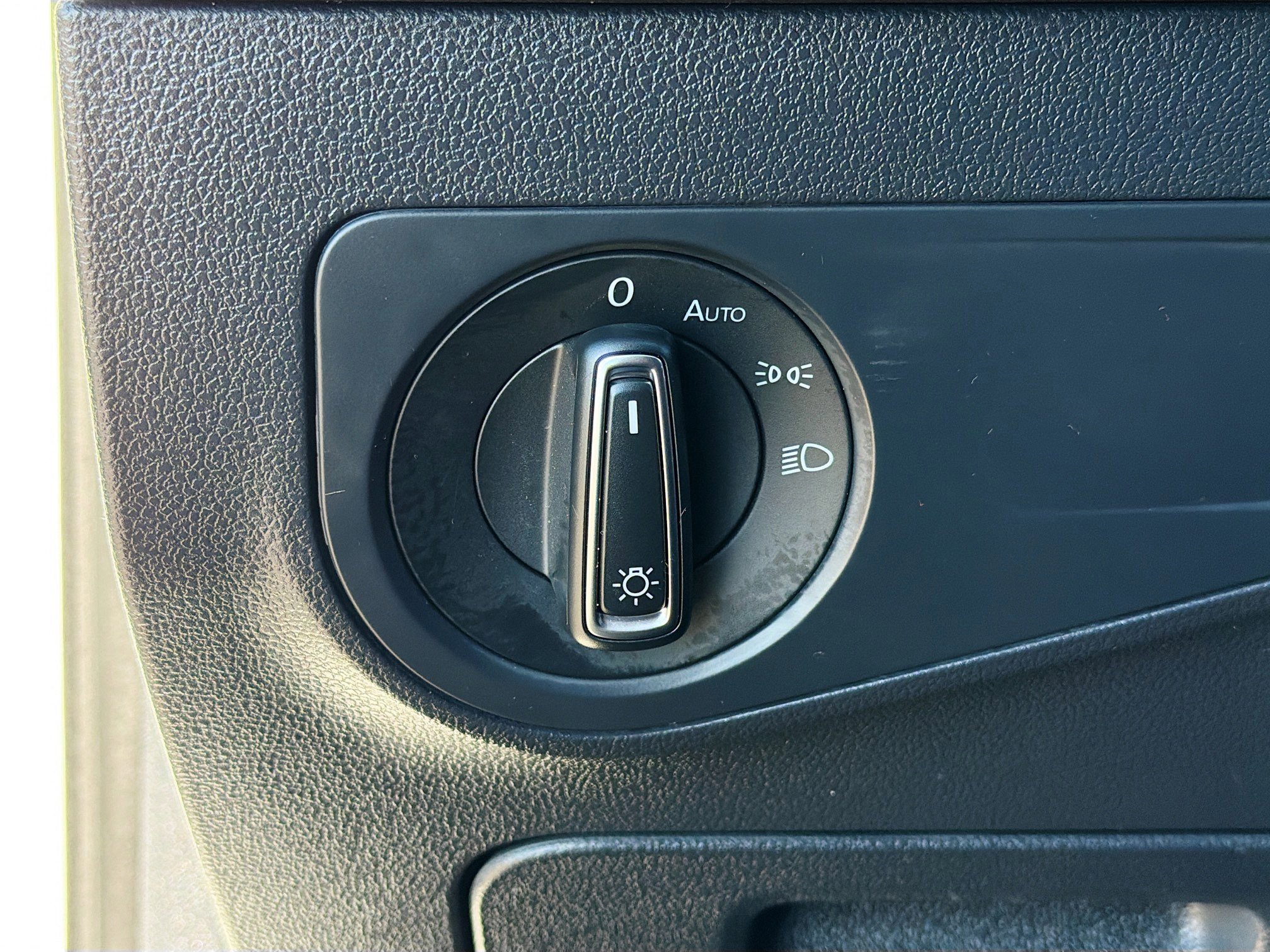 Used 2020 Volkswagen Tiguan SE image 34