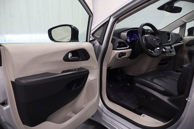 Used 2024 Chrysler Pacifica Touring-L image 10