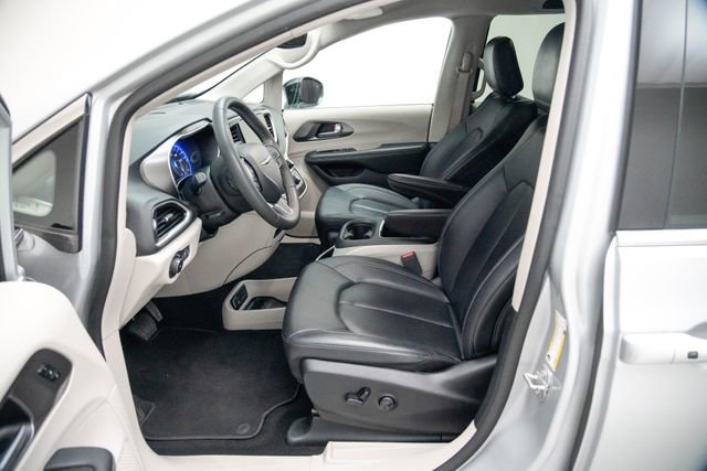 Used 2024 Chrysler Pacifica Touring-L image 23