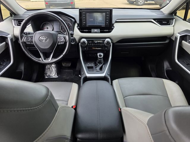 Used 2020 Toyota RAV4 XLE Premium image 8