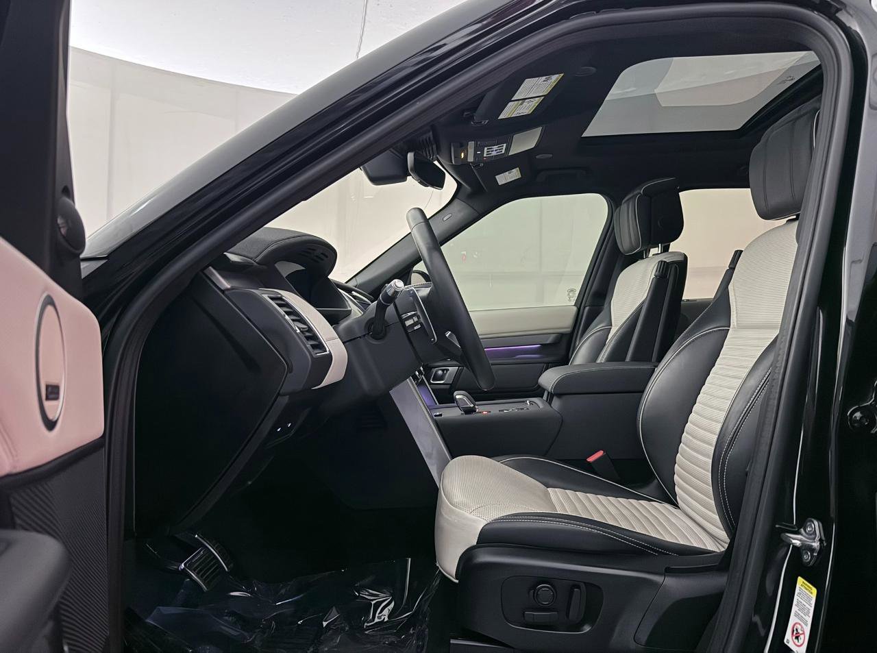 Used 2022 Land Rover Discovery HSE R-Dynamic image 18